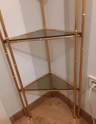 Estantería rinconera dorada cristal