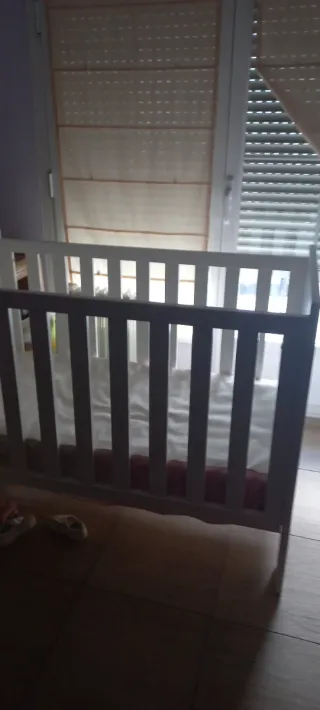 Cuna blanca para bebé