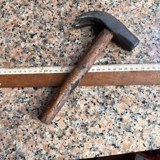 Martillo antiguo de carpintero forjado fragua