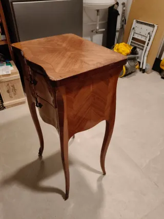 Mesita de noche antigua de madera