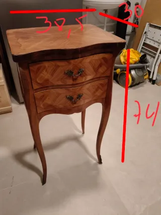 Mesita de noche antigua de madera