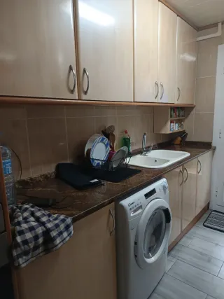 Muebles de cocina beige y marrón