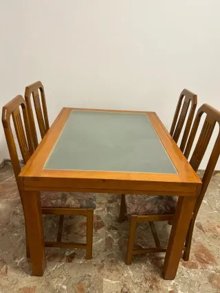 Mesa de comedor madera y cristal con 4 sillas