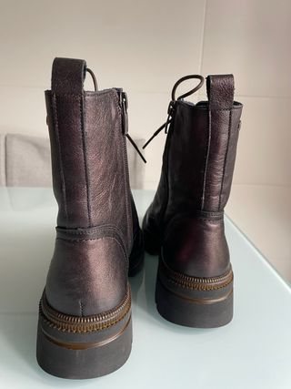 Botas de piel con cordones