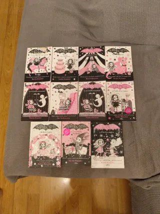 Lote 11 libros de Isidora Moon