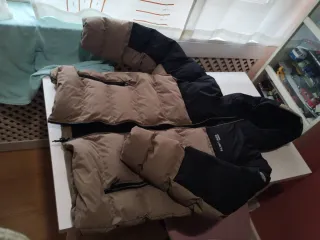 Anorak acolchado. Marrón y negro. Nuevo.