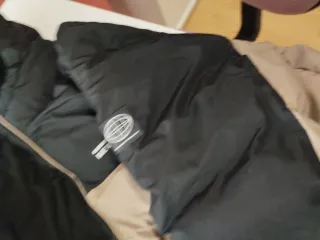 Anorak acolchado. Marrón y negro. Nuevo.