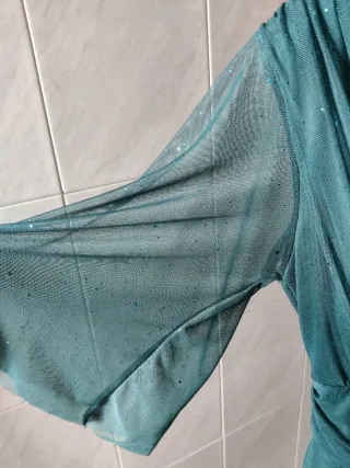 Vestido de fiesta verde con brillos usado una vez.