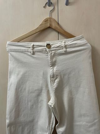 Pantalón beige ancho Stradivarius