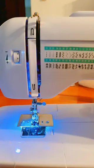 Máquina de coser blanca