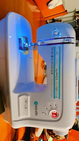 Máquina de coser blanca