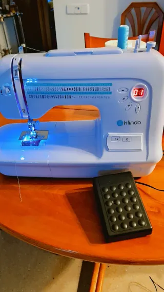 Máquina de coser blanca