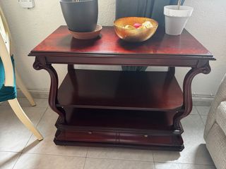 Mesa/aparador de madera maciza oscura