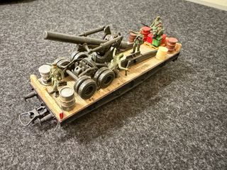 Vagón militar con artillería y figuras. Trenes H0