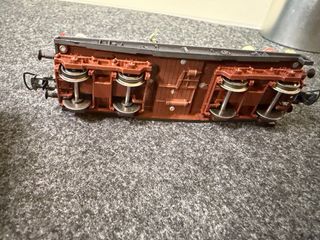 Vagón militar con artillería y figuras. Trenes H0