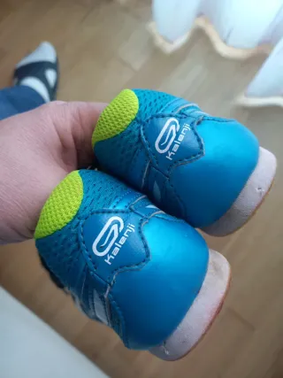 Zapatillas de clavos azules y verdes