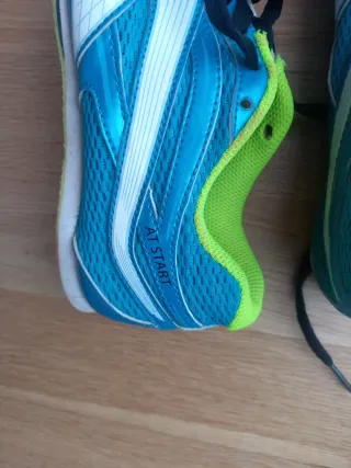 Zapatillas de clavos azules y verdes