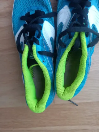 Zapatillas de clavos azules y verdes