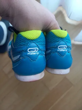 Zapatillas de clavos azules y verdes