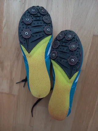 Zapatillas de clavos azules y verdes