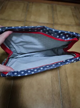 Neceser azul con lunares blancos