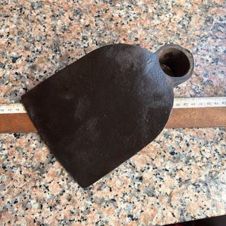 Azada antigua forjada de fragua