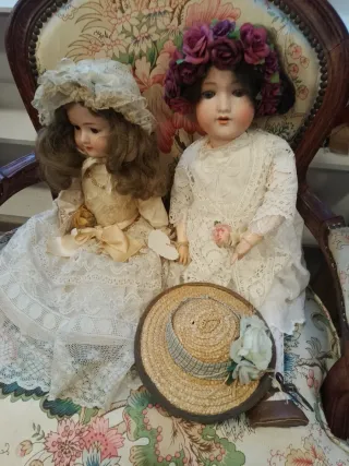 Vecchie bambole in porcellana