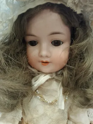 Vecchie bambole in porcellana