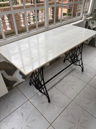 Tavolo in marmo con gambe in ferro
