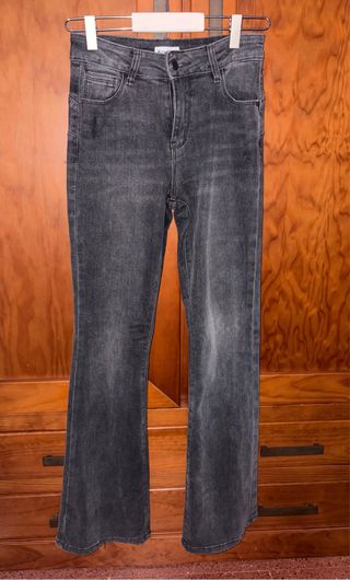Pantalón vaquero negro flare talla M