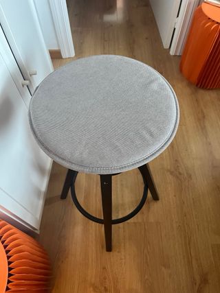 Dos taburetes altos ikea con almohadilla nueva