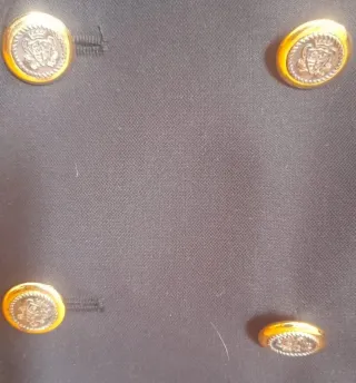 Traje de comunión azul con detalles dorados