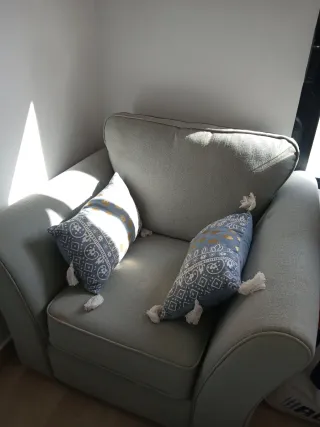 Sofá de tela gris con cojines