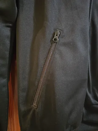 Chaqueta Adidas Negra con Rayas Blancas