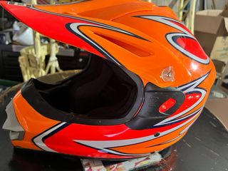 Casco naranja Repsol