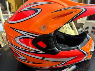 Casco naranja Repsol