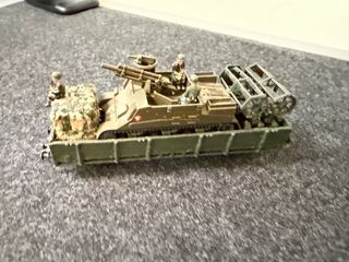 Vagón militar con artillería y figuras