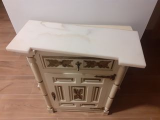 Taquillón madera antiguo crema con mármol