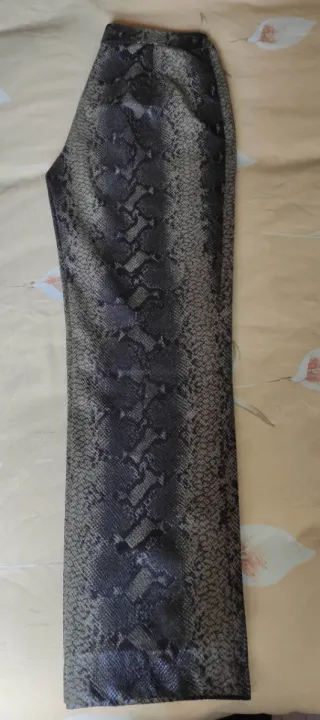 Pantalón verde y negro, imitando piel serpiente