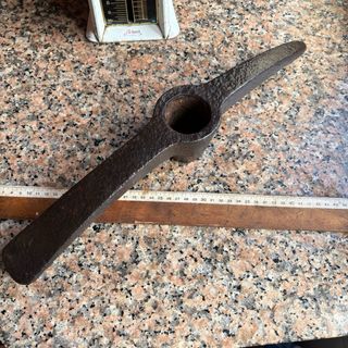 Pico de metal antiguo forjado