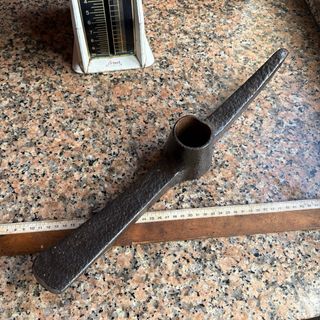 Pico de metal antiguo forjado