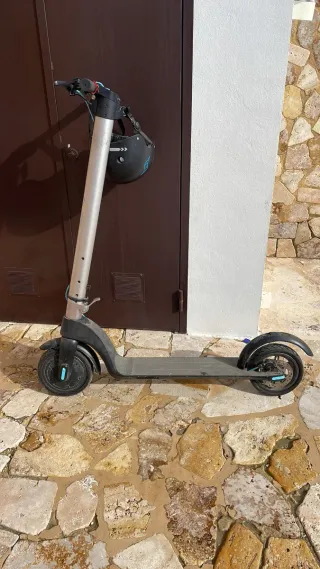 Patinete Eléctrico Gris y casco