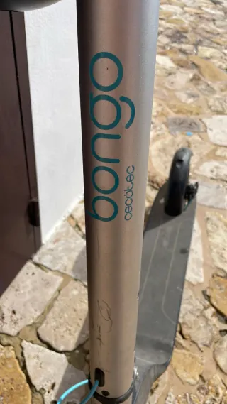 Patinete Eléctrico Gris y casco