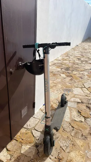 Patinete Eléctrico Gris y casco