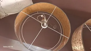 Lámparas de techo beige y doradas