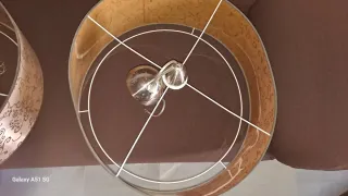 Lámparas de techo beige y doradas