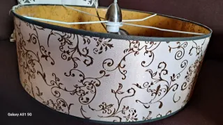 Lámparas de techo beige y doradas