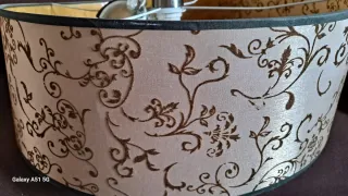 Lámparas de techo beige y doradas