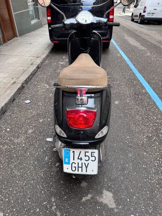 Piaggio Vespa LX 125 Scooter