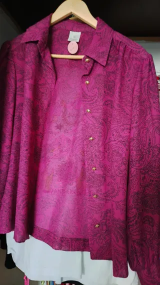 Camisa vintage magenta con estampado paisley